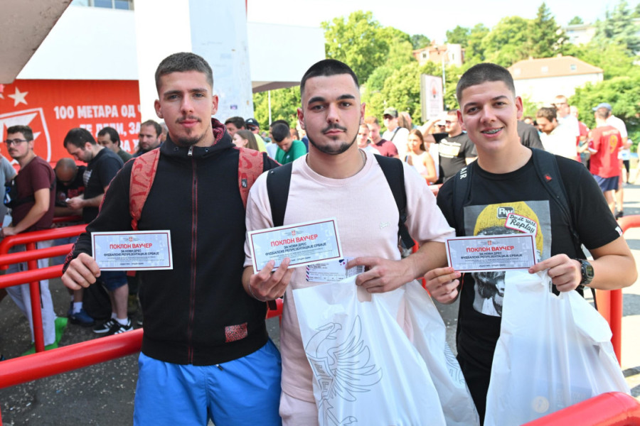 Euforija za meč Srbije i Engleske: Red ispred Marakane za ulaznice (FOTO/VIDEO)