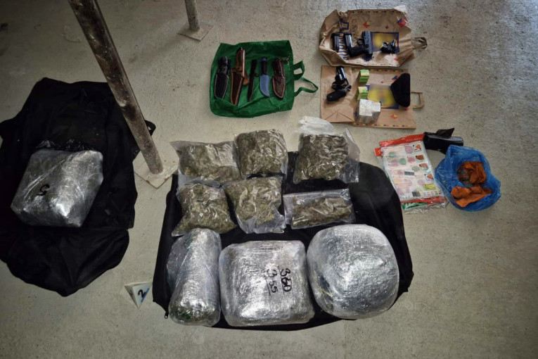 Haos na primopredaji! Diler se dao u beg, bacao drogu, ali je uhapšen