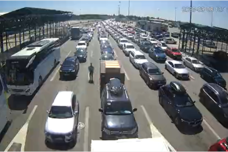 Oglasili se i MUP i "Putevi": Šta se ovo događa na granici, a krkljanac tek od sutra! (VIDEO)