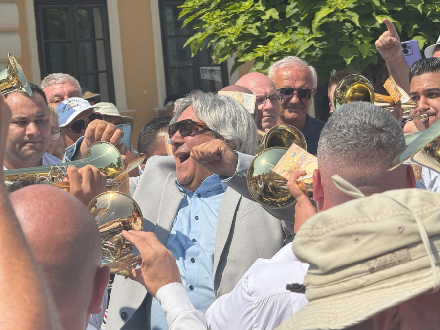 Kafa 200 a pivo 400, kilogram vruće prasetine 2.500 dinara: Ovo su cene na ovogodišnjem Saboru trubača u Guči (FOTO)