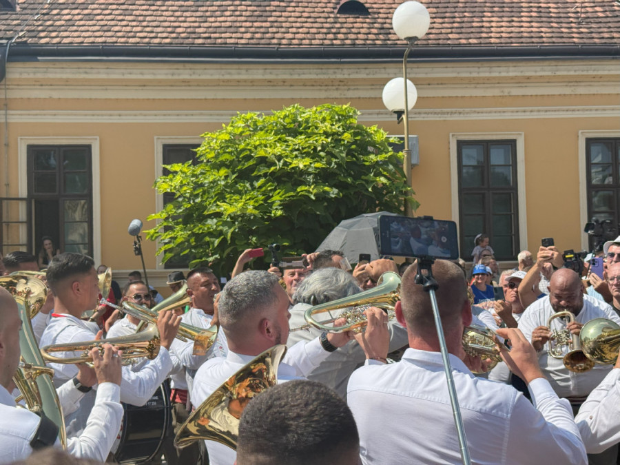 Počeo Guča festival, ludilo na ulicama od ranog jutra: Boban Marković otvorio 64. Dragačevski sabor (FOTO)