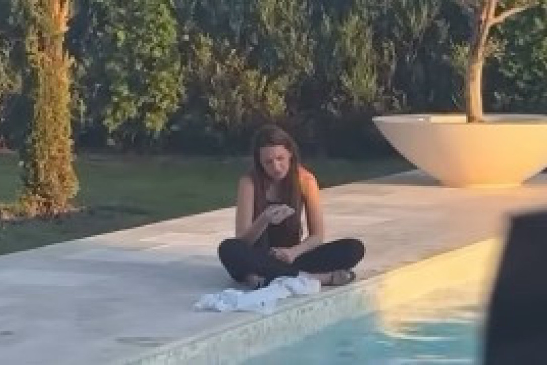 "Ljubavni problemi" Ćerka Nataše Bekvalac gleda u telefon i ne diže glavu!
