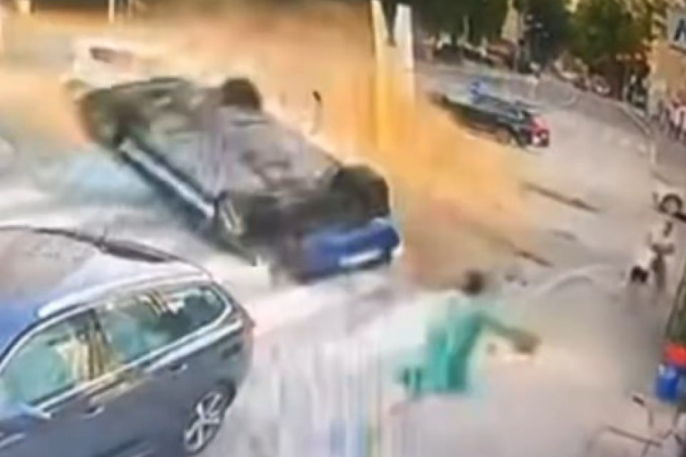 Žena za dlaku izbegla sigurnu smrt! Nesvakidašnja nesreća u Banjaluci - sam Bog je pogledao! (FOTO)