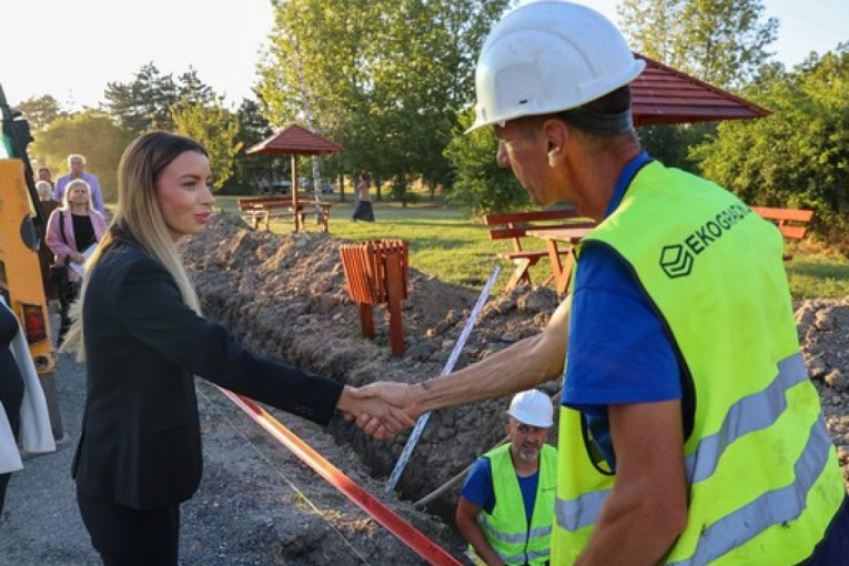 U Odžacima nove pešačke staze! Mesarović: Ova investicija omogućiće bezbednije kretanje pored kanala Dunav–Tisa–Dunav