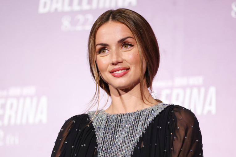 Ana de Armas u crnoj haljini koja obara sa nogu: Prozirna tkanina i dragulji su blistali pod svetlima reflektora (FOTO)