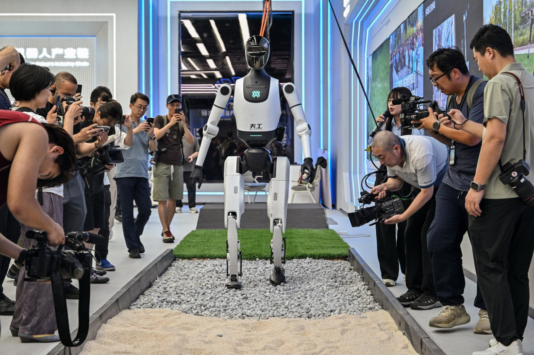 Otvoren prvi tržni centar u kom se prodaju roboti: Prodavnice sa preko 100 vrsta, možete da kupite i Ajnštajna (FOTO)