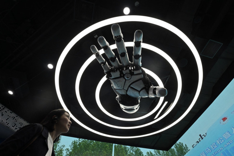 Otvoren prvi tržni centar u kom se prodaju roboti: Prodavnice sa preko 100 vrsta, možete da kupite i Ajnštajna (FOTO)