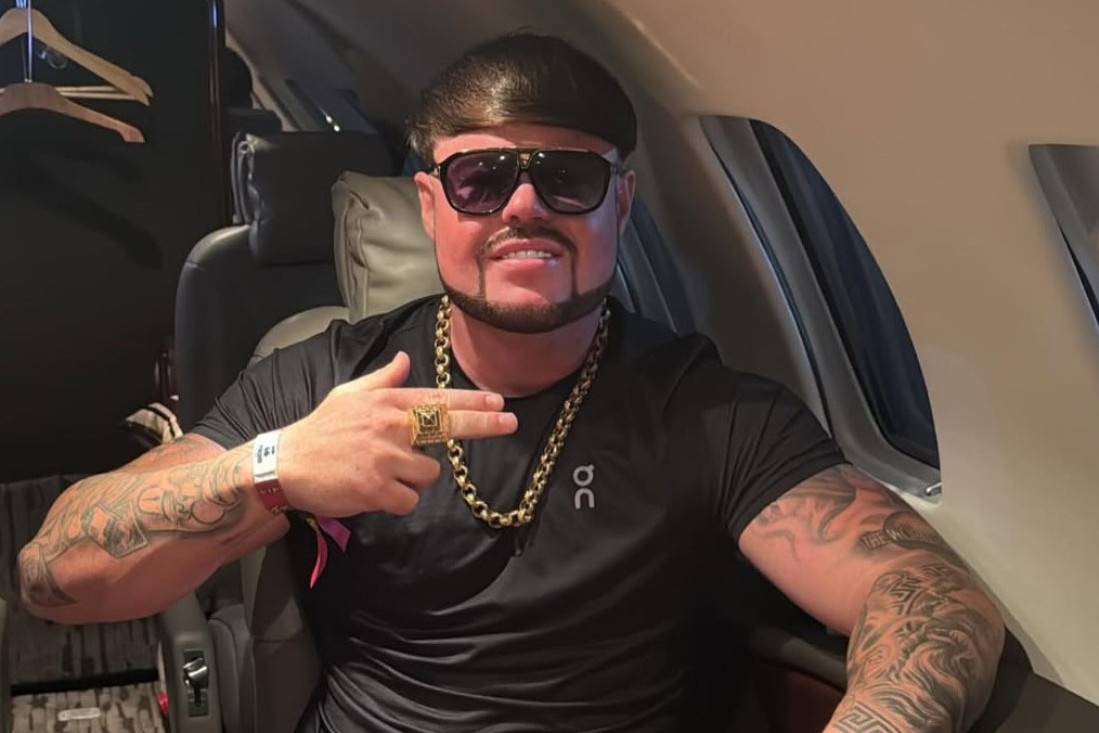 Njegova "šerpa" frizura je postala hit, a sad bi mogao da bude i velika rijaliti zvezda: Ko je momak o kom bruje mreže?