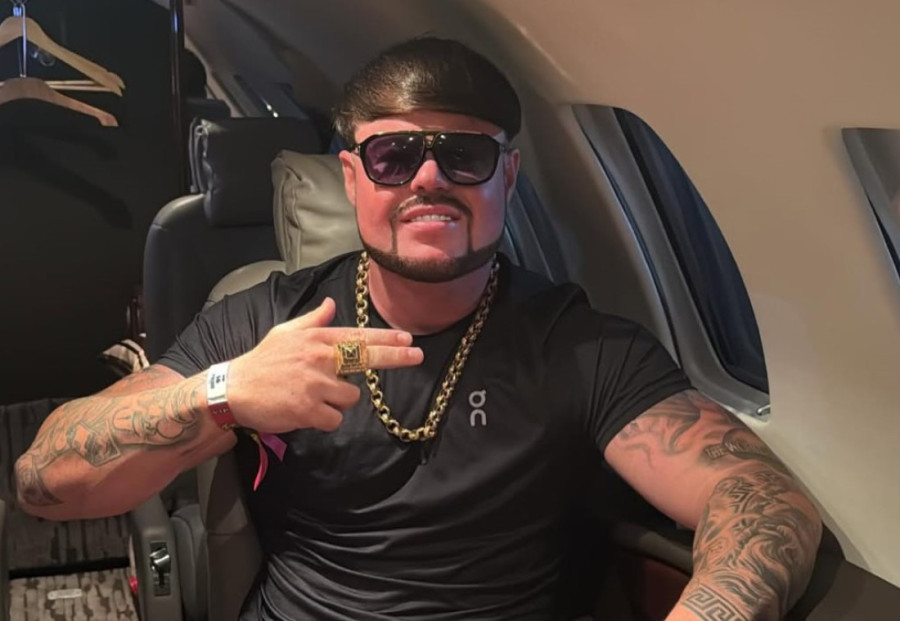 Najzgodnija žena na svetu pokušala viralni izazov, pa završila sa okovratnikom: Upiškila sam se! (VIDEO)