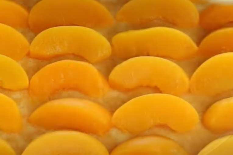 Recept dana: Ovaj kolač sa breskvama je pravo letnje osveženje, kremast i neodoljiv