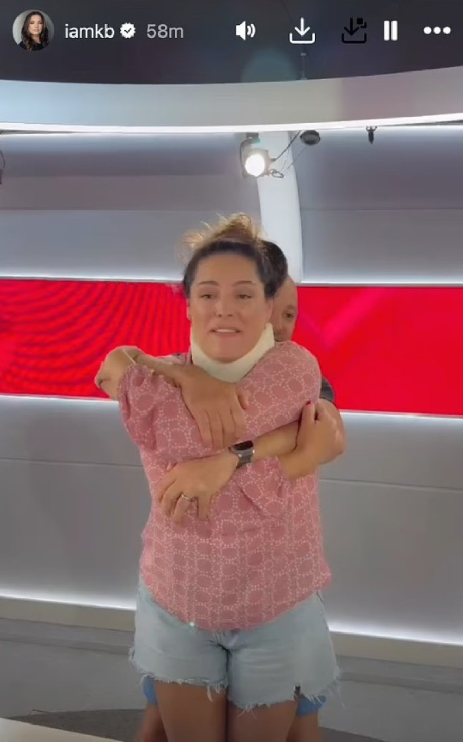 Najzgodnija žena na svetu pokušala viralni izazov, pa završila sa okovratnikom: Upiškila sam se! (VIDEO)