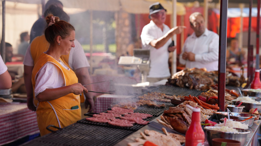 Policijski štand danas je bio među najposećenijim u Guči! Saobraćajci apelovali na građane da pijani nakon trube ne sedaju za volan
