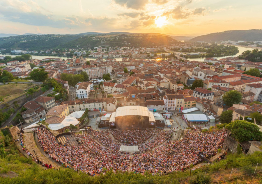 Francuski grad o kome niko ne priča: Krase ga antički teatar, nesvakidašnja pijaca i ulice koje oduzimaju dah (VIDEO)