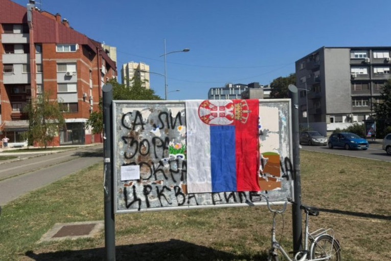Narod protiv blokadera zgubidana: Ponovo osvanule trobojke na Limanu i jasna poruka srpskih rodoljuba - Crkva će se graditi! (FOTO/VIDEO)