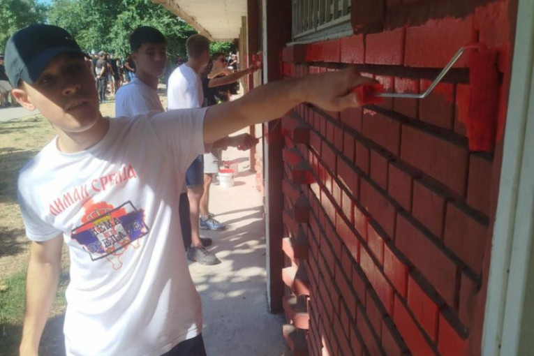 Narod protiv blokadera zgubidana: Ponovo osvanule trobojke na Limanu i jasna poruka srpskih rodoljuba - Crkva će se graditi! (FOTO/VIDEO)