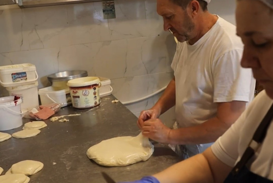 Gde se jede najbolji burek u Beogradu? Mi smo posetili jednog od najvećih favorita (VIDEO+ANKETA)