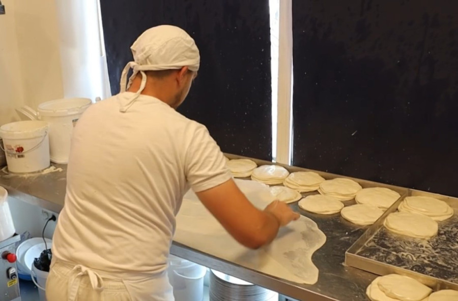 Gde se jede najbolji burek u Beogradu? Mi smo posetili jednog od najvećih favorita (VIDEO+ANKETA)