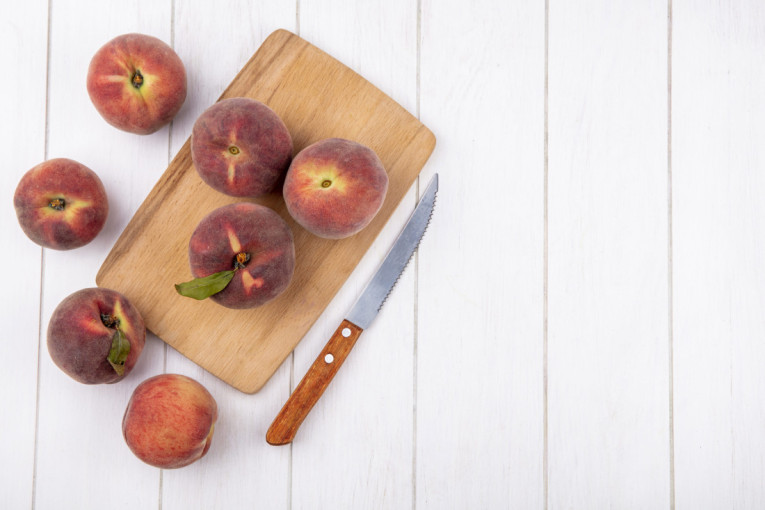 Genijalan trik: Oljuštite breskvu za 30 sekundi bez kapi prosutog soka i nereda u kuhinji