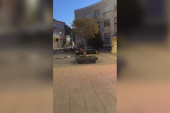 Drama u Čačku: Vozač "golfa" uleteo na gradsko šetalište (FOTO)