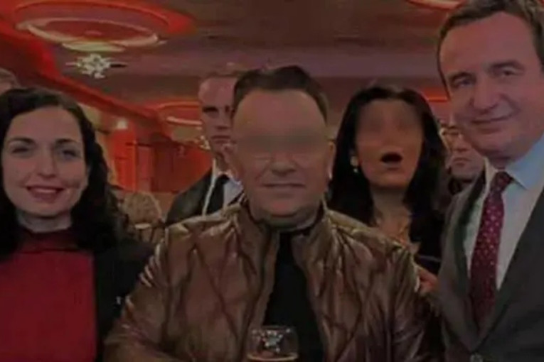 Troje mrtvih, napadač u bekstvu: Ubica iz Gnjilana pozirao sa Osmani i Kurtijem! (FOTO)