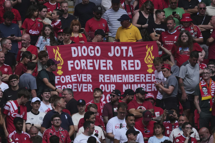 Liverpul ostao bez trofeja, "kriv" je Palas: Ovo finale će se pamtiti i zbog baklji, ali i transparenta UEFA mafija (FOTO/VIDEO)