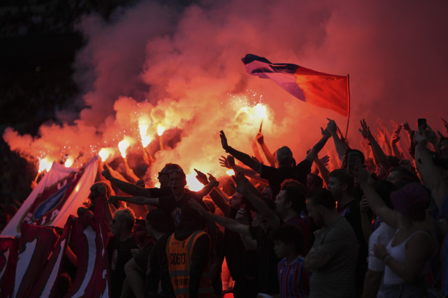 Liverpul ostao bez trofeja, "kriv" je Palas: Ovo finale će se pamtiti i zbog baklji, ali i transparenta UEFA mafija (FOTO/VIDEO)