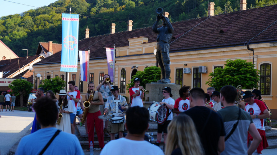 On je živa legenda Sabora trubača u Guči: Žika gazi devetu deceniju i jedan je od osnivača najveće trubačke smotre