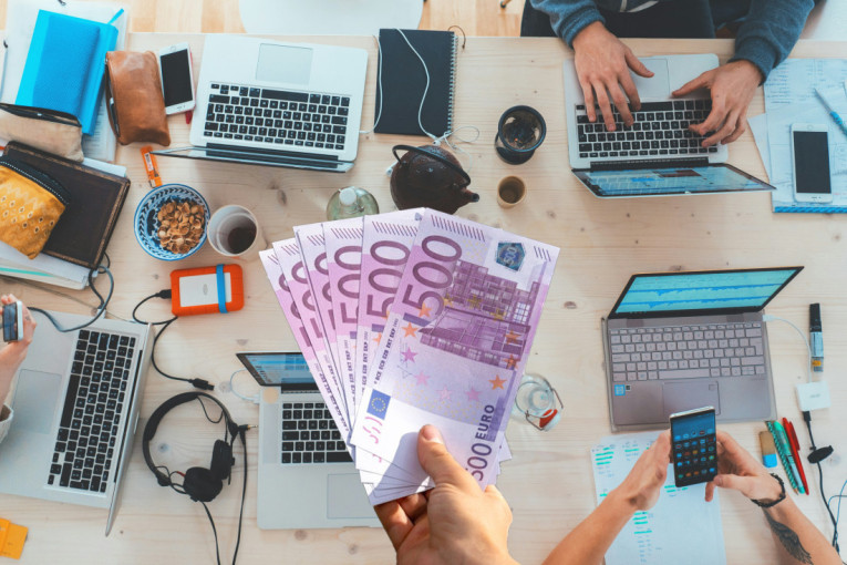 Cveta biznis lažnih radnih mesta: Mladi bez posla plaćaju da sede u kancelariji i glume da rade