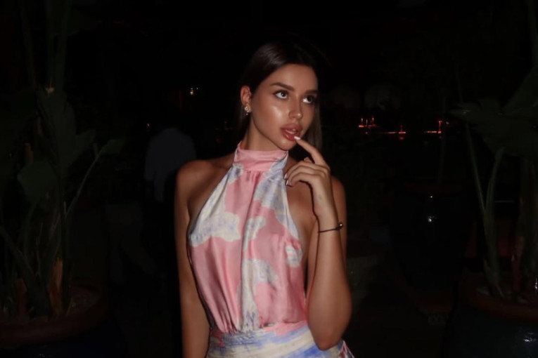 Lara Čolić u zavodljivoj kombinaciji: Posle bombaškog napada se vratila društvenom životu (FOTO)