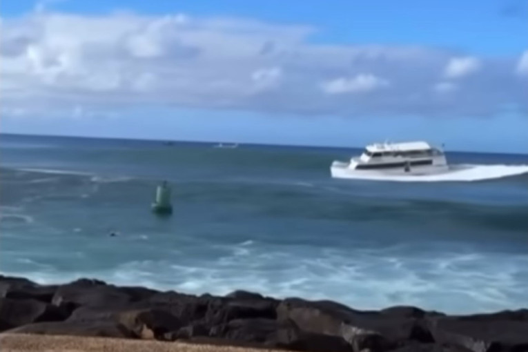 Talasi bacali brod na betonski zid! Drama na Havajima, sve zabeleženo (VIDEO)