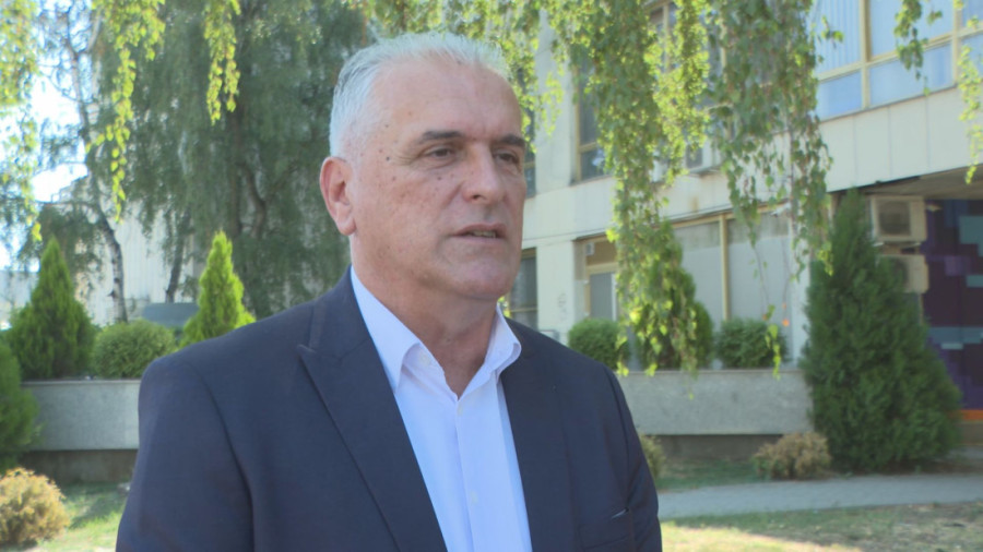 Panika u Čačku nakon što je najavljeno da sutra ceo dan neće biti vode: Građani masovno kupuju bidone u prodavnicama