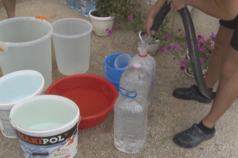 Panika u Čačku nakon što je najavljeno da sutra ceo dan neće biti vode: Građani masovno kupuju bidone u prodavnicama