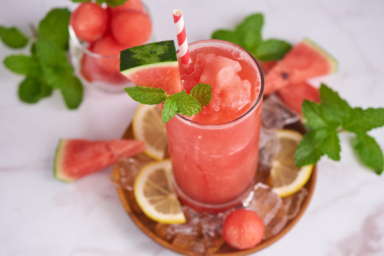 Letnje osveženje koje kao da je iz raja izašlo: Recept za limunadu sa lubenicom i jagodama