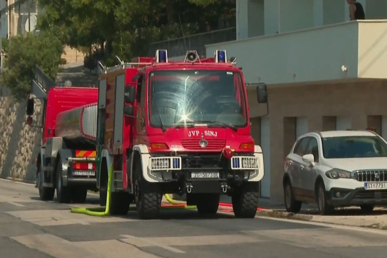 Vatrena stihija u Dalmaciji: 133 vatrogasca u borbi s plamenom kod Jesenica (VIDEO)