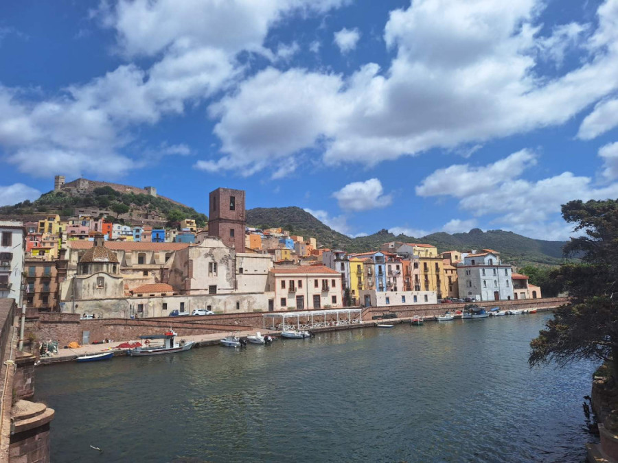 24sedam u poseti Bosi na Sardiniji: Šetnja kroz boje, mirise i ukuse bajkovitog grada koji nas je potpuno osvojio (FOTO)
