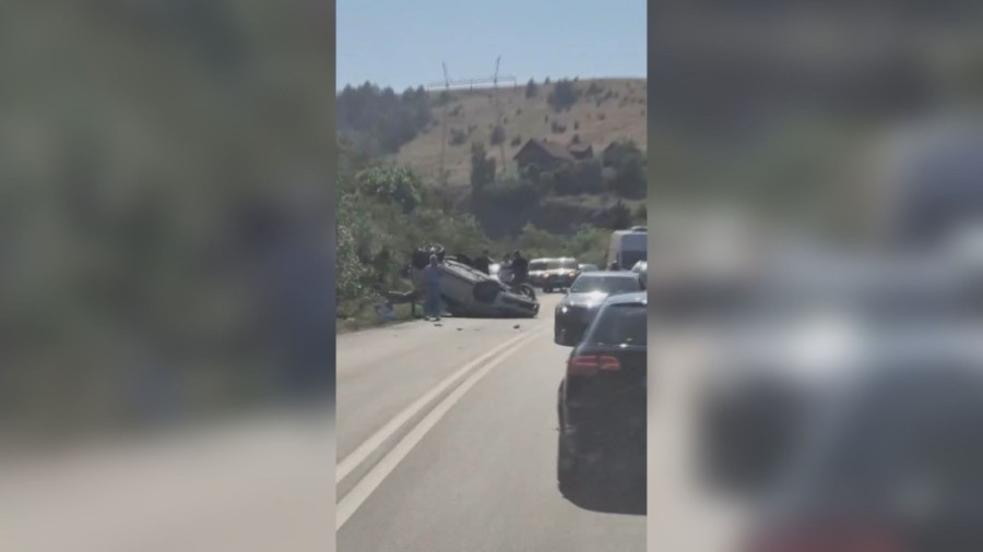 Automobil demoliran do neprepoznatljivosti! Teška saobraćajka u Kragujevcu (FOTO)