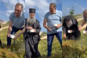 "Da su ruke čiste, a savest mirna" U jeku političke krize Dodik bere borovnice na Jahorini sa patrijarhom (VIDEO)