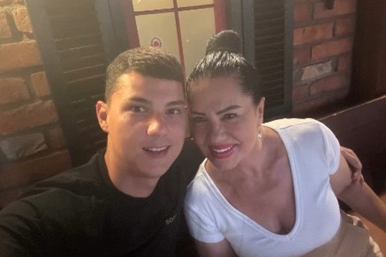 "Ponosna na sina!" Jovan objavio fotografiju sa Zlatom, a svima je za oko zapalo jedno! (FOTO)