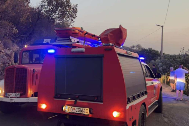 Vatrogasci uspeli da sačuvaju kuće i živote: Srpski helikopter i dalje gasi požare u Crnoj Gori, pomoć iz Hrvatske i od NATO još se čeka