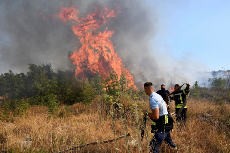 Crni dim prekrio nebo kod Šarl de Gola: Veliki požar buknuo nadomak najprometnijeg aerodroma u Francuskoj