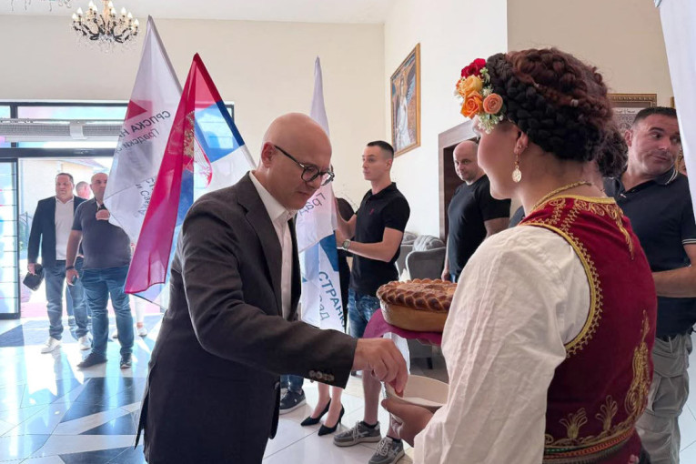 "Došao sam da vam kažem - ne damo Srbiju!" Vučević posetio Veternik (FOTO)