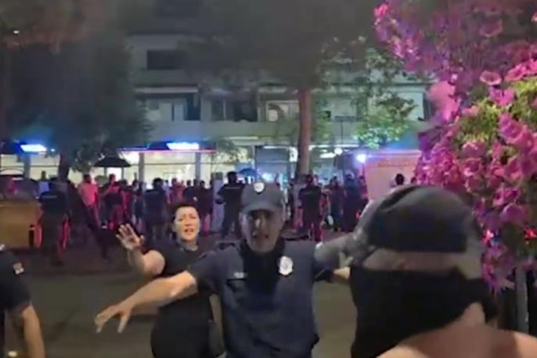 Divljanje blokadera u Bačkoj Palanci: Policajca pogodili kamenicom u glavu (VIDEO)