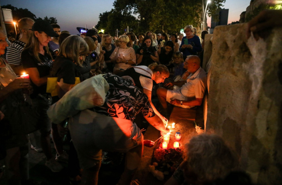 U Beogradu odata počast Arsenu i Matiji Dediću i Gabi Novak: Na stotine ljudi pristizalo na Terazije (FOTO)