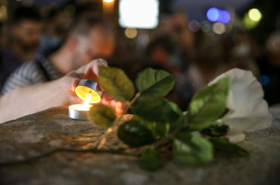 U Beogradu odata počast Arsenu i Matiji Dediću i Gabi Novak: Na stotine ljudi pristizalo na Terazije (FOTO)