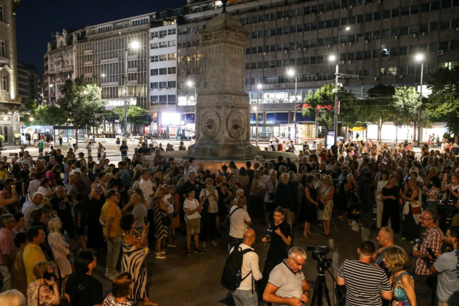 U Beogradu odata počast Arsenu i Matiji Dediću i Gabi Novak: Na stotine ljudi pristizalo na Terazije (FOTO)