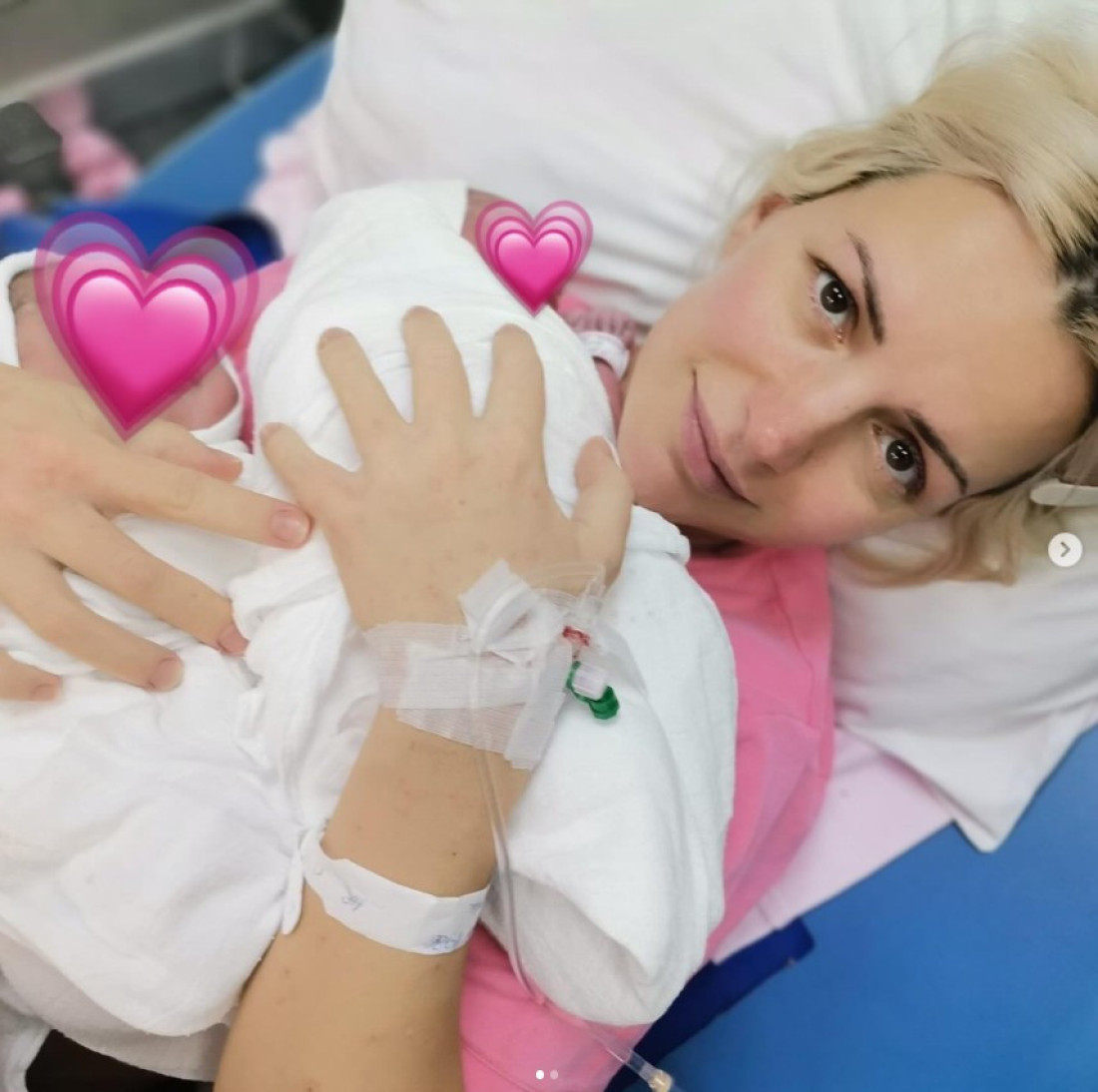 Milena Vučić objavila fotografiju sa bliznakinjama! Evo kako se mama snalazi (FOTO)