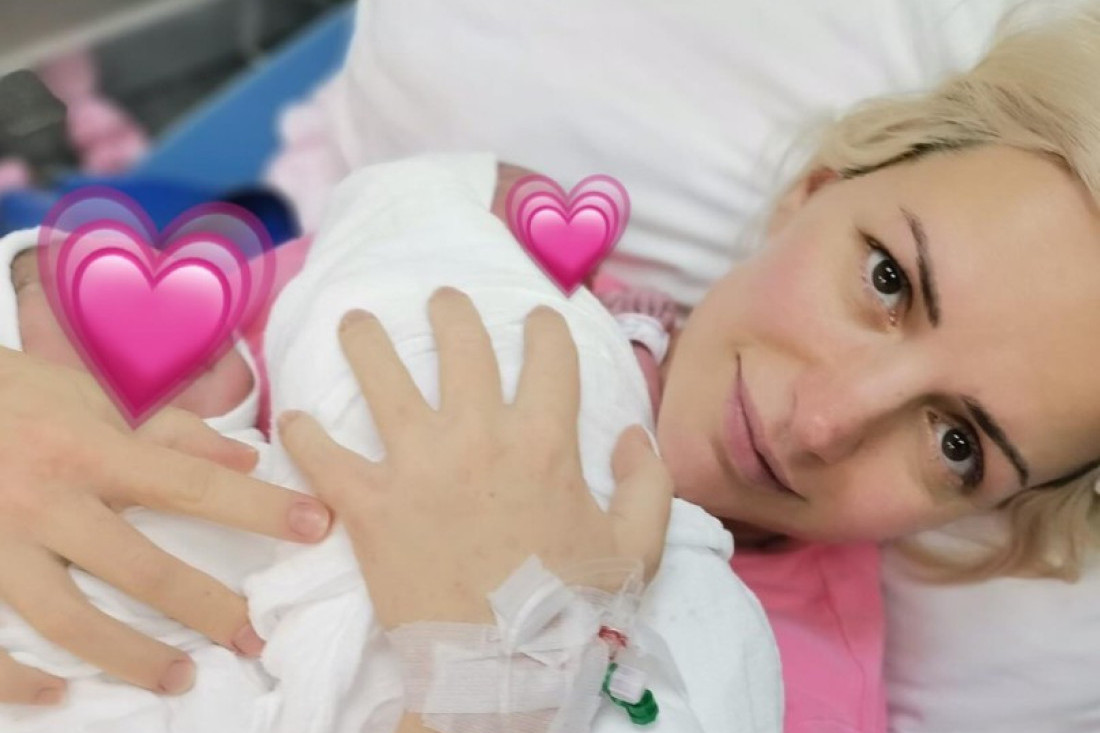 Pevačica zategnuta kao praćka: Zavodljivo pozirala u šljokičavom bikiniju (FOTO)