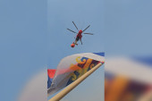 Želeo sam da se zahvalim herojima: O Rastku priča čitava Crna Gora, sa srpskom trobojkom dočekao helikopter koji gasi požare