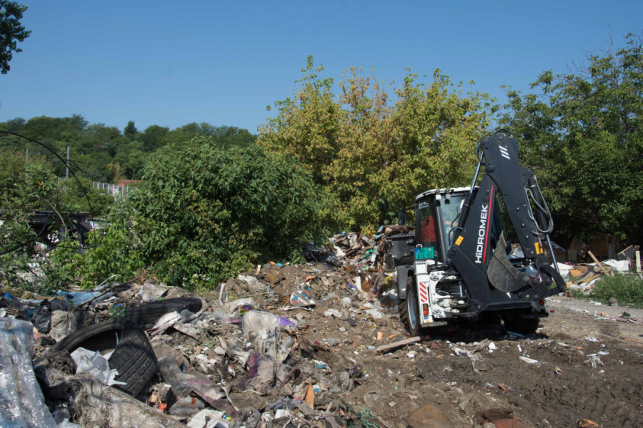 Počelo uklanjanje divlje deponije u Tošinom bunaru