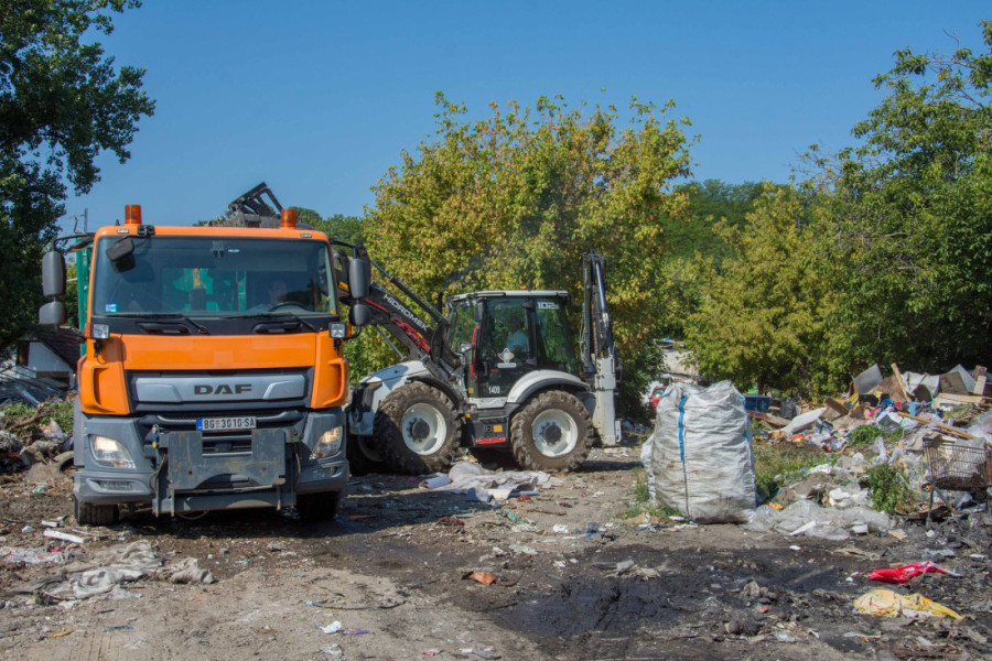 Počelo uklanjanje divlje deponije u Tošinom bunaru